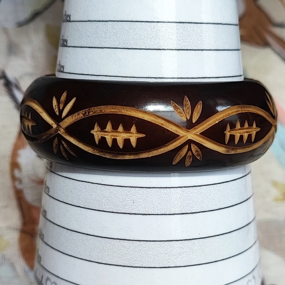 Brown Carved Plastic Heavy Plastic Vintage Infinity Bracelet No Seams - Picture 3 of 7